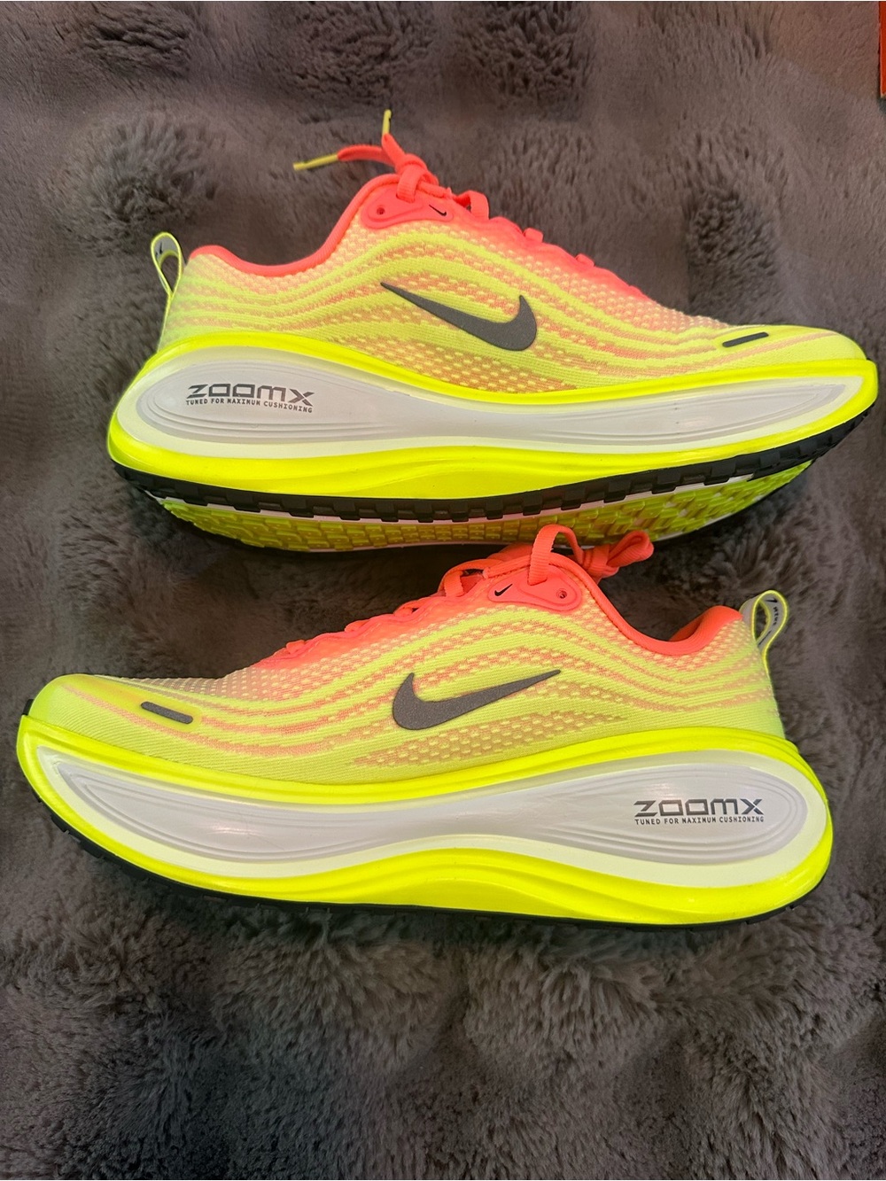 New Nike VOMERO PLUS Mango
Road Running, Walking - Picture 2 of 8